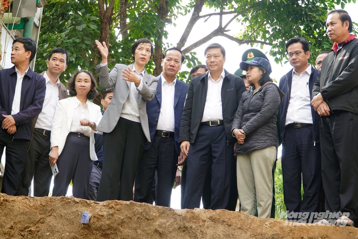 Ông Lê Hồng Vinh, Chủ tịch UBND tỉnh Quảng Trị kiểm tra vấn đề sạt lở tại khối 3A xã Khe Sanh. Ảnh: Võ Dũng.