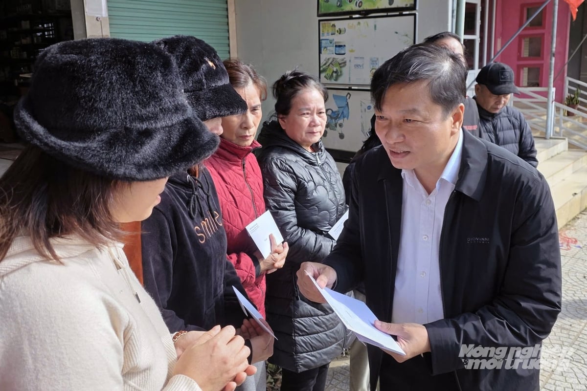 Chủ tịch UBND tỉnh Quảng Trị tặng quà người dân khối 3A xã Khe Sanh. Ảnh: Võ Dũng.