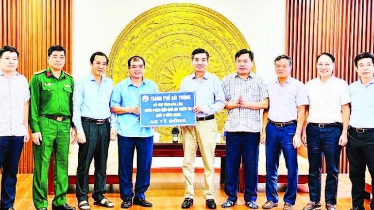 הוועד העממי של העיר האי פונג תומך במחוז דאק לק ב-40 מיליארד וונד כדי להתגבר על השלכות אסונות טבע. ubnd-5982.jpg