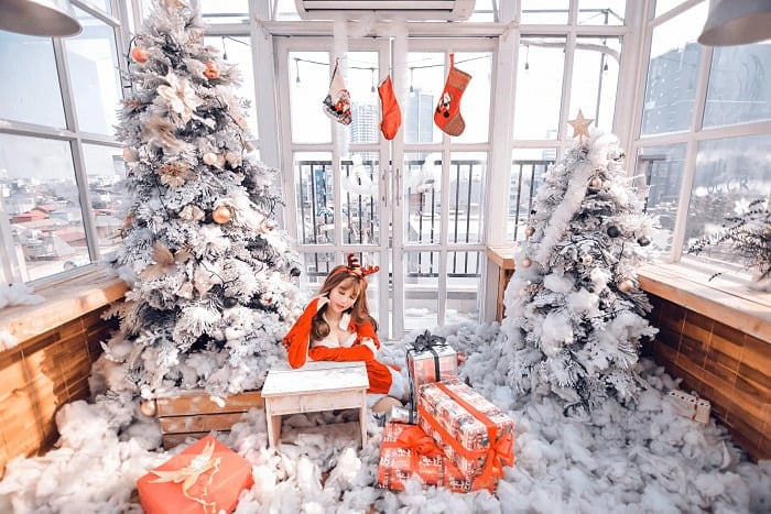 مقاهي جميلة مزينة بعيد الميلاد في هانوي