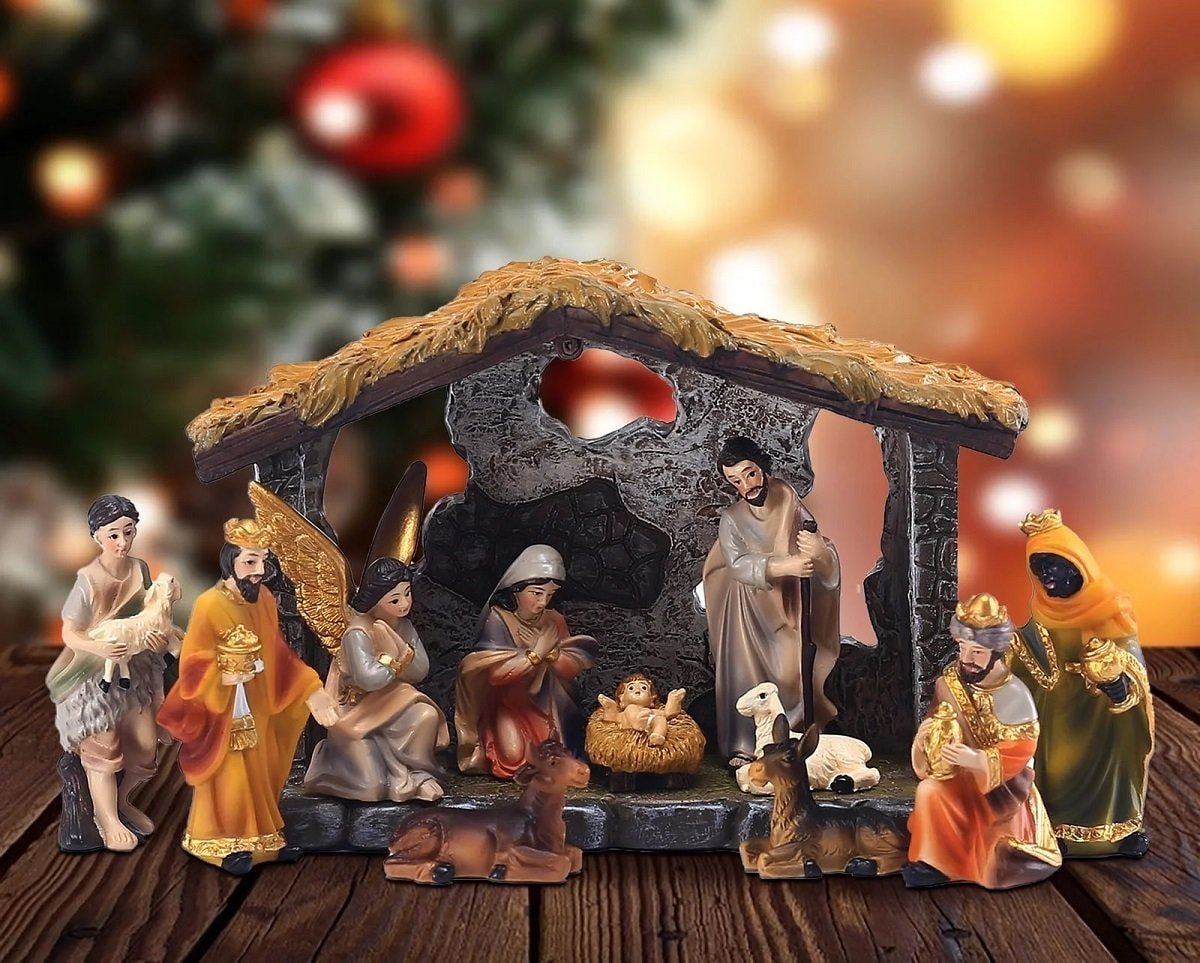 El belén navideño está decorado profusamente con luces brillantes.