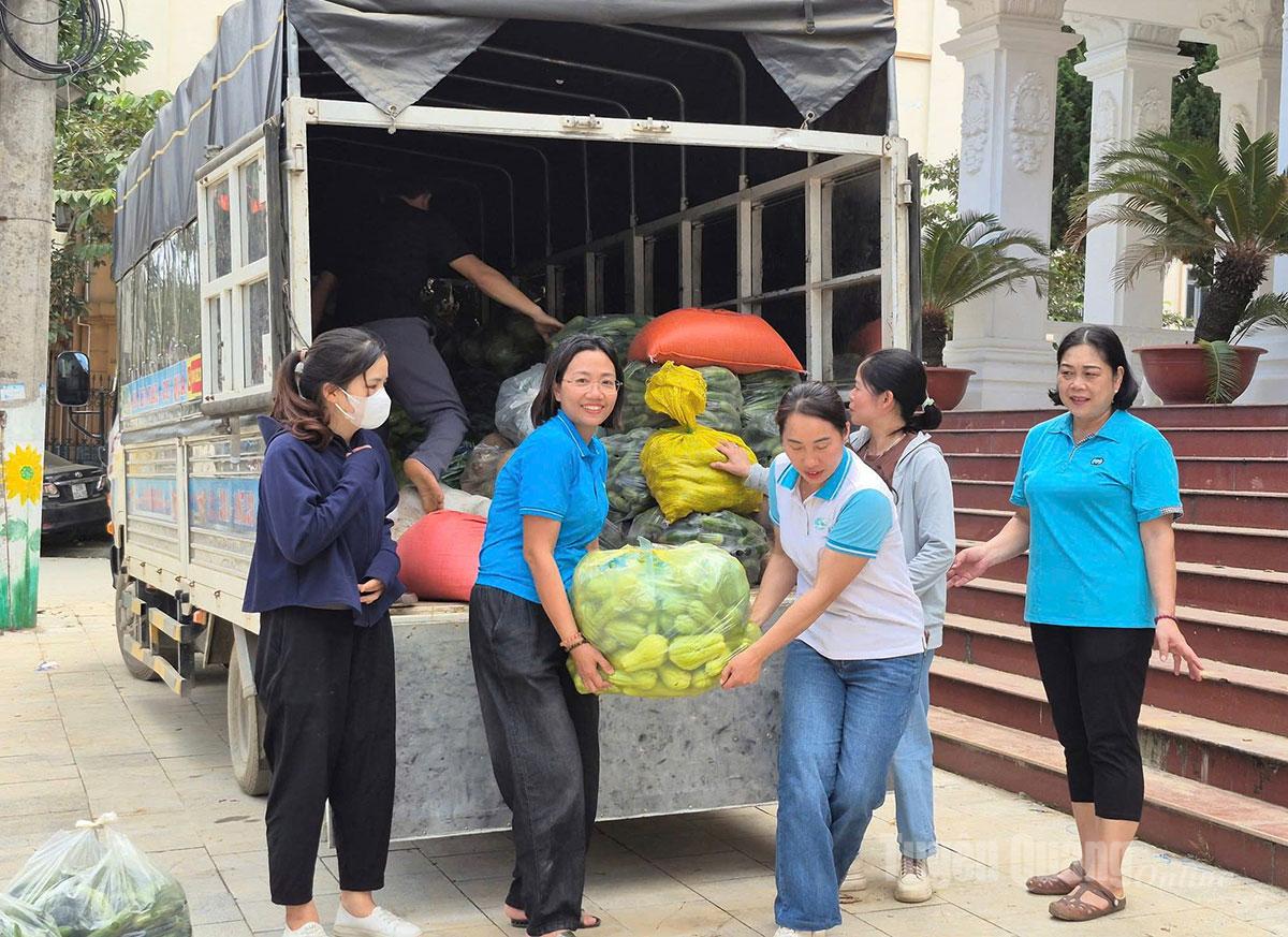 Uniunea Femeilor din Sectorul 2 Ha Giang și-a unit forțele pentru a transporta legume și bunuri de strictă necesitate pentru a sprijini familiile afectate de inundații.