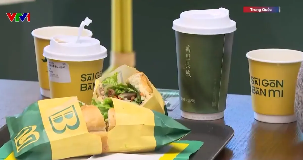 Đến Vạn lý trường thành thưởng thức bánh mì Việt Nam- Ảnh 1.