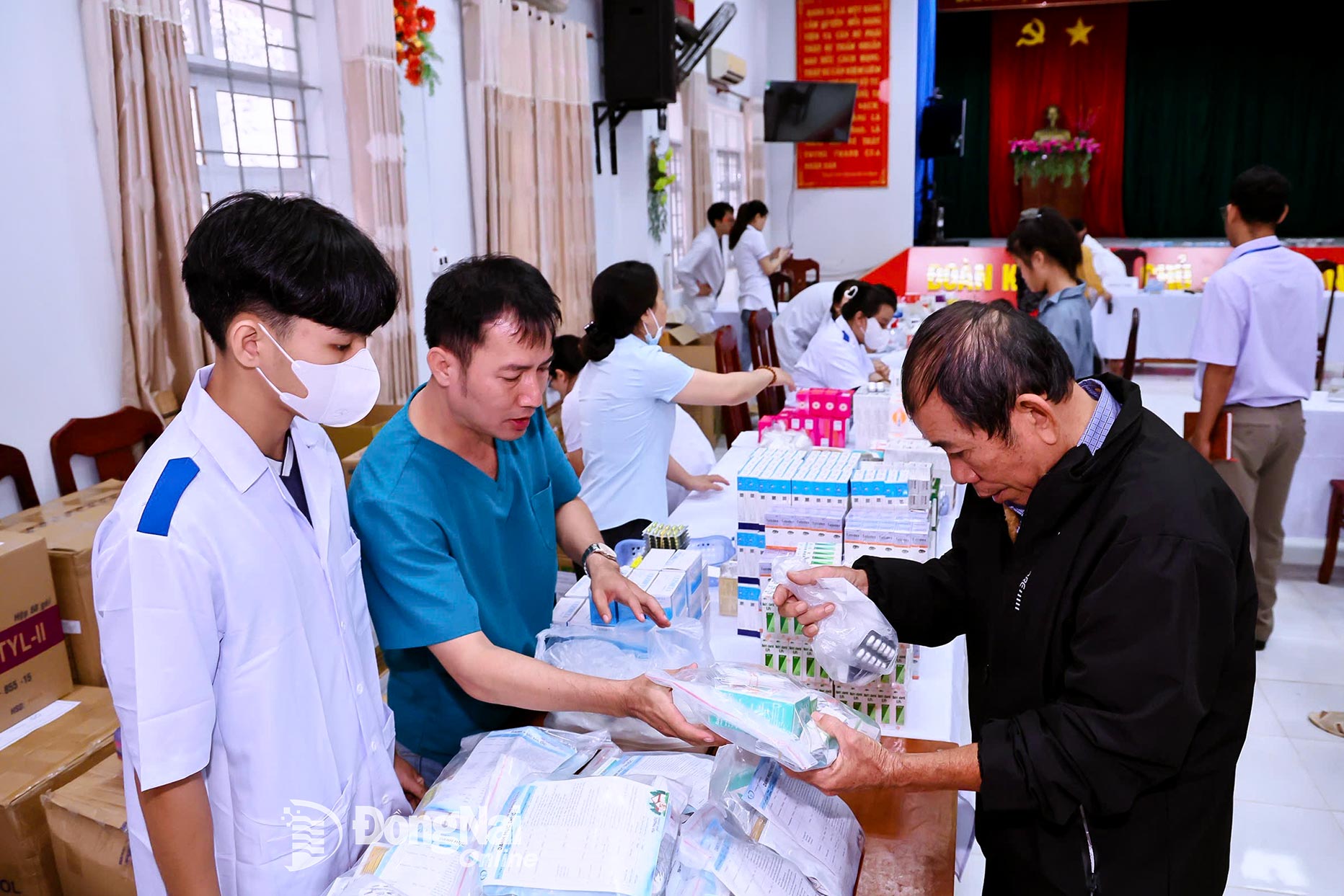 Delegasi kakitangan perubatan dan doktor dari wilayah Dong Nai memeriksa dan memberikan ubat percuma kepada penduduk di komune Son Thanh, wilayah Dak Lak. Foto: Cong Nghia