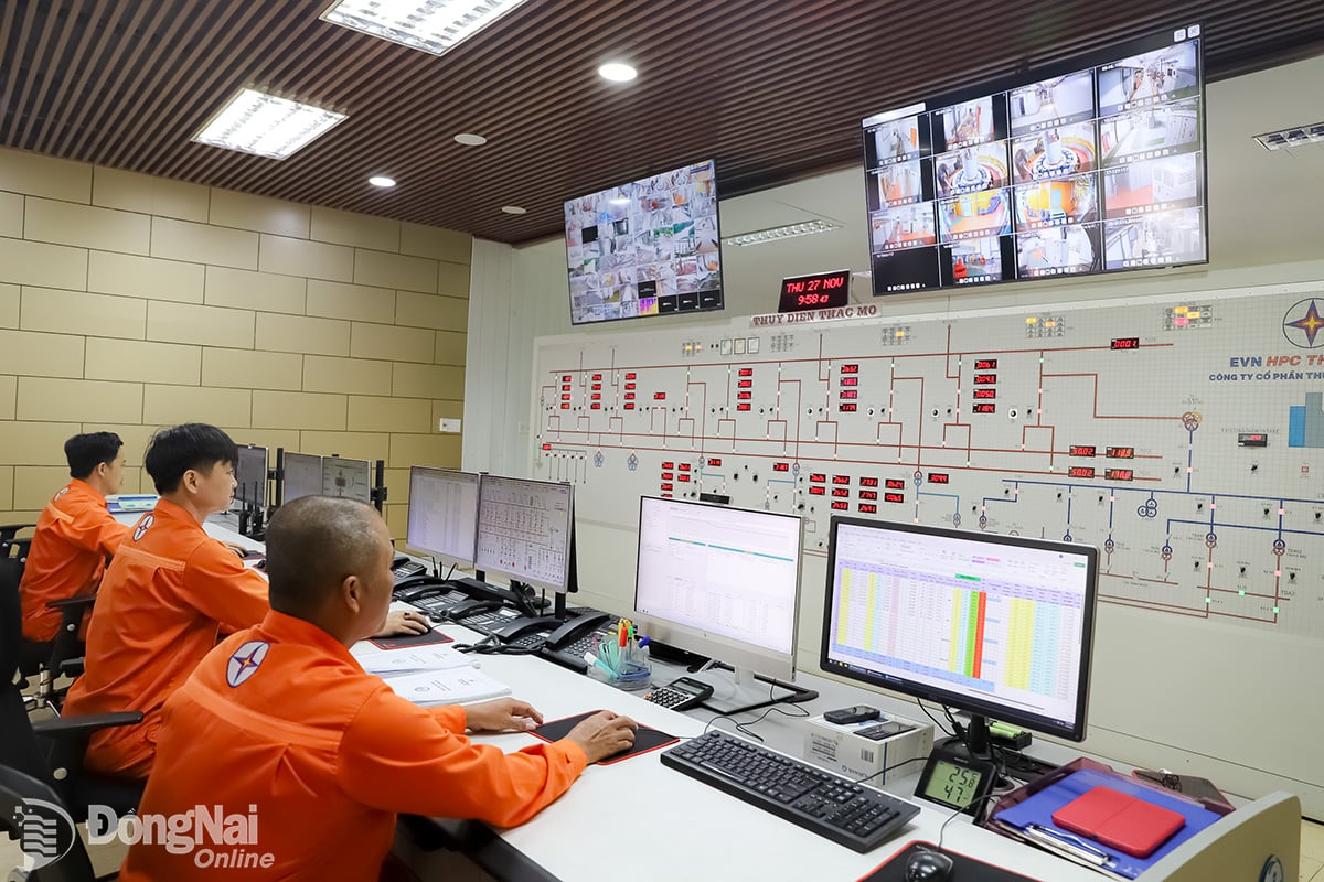 Гидроэлектростанция Тхак Мо (округ Фуок Лонг) организует круглосуточное дежурство персонала во время сильных дождей и штормов в 2025 году.