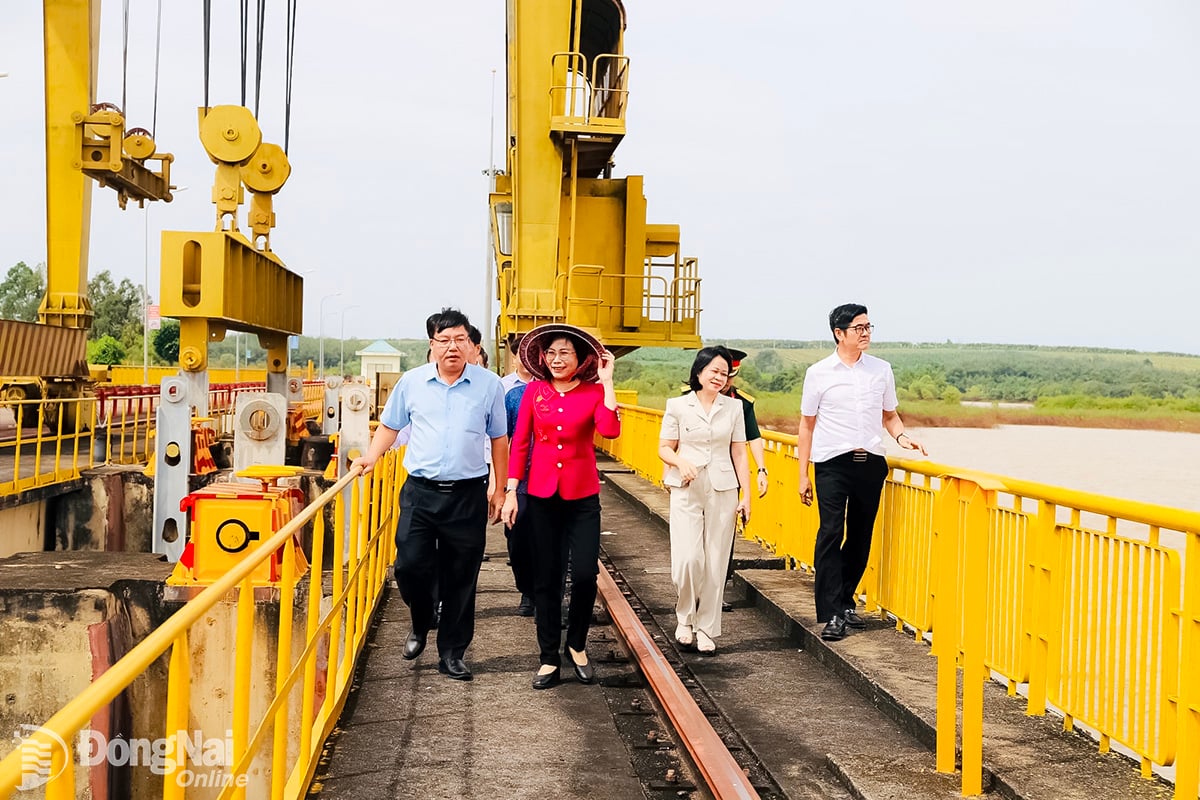 Член провинциального комитета партии, заместитель председателя провинциального народного комитета Нгуен Тхи Хоанг (вторая слева) посещает гидроэлектростанцию ​​Кандон (коммуна Тхиенхынг). Фото: Б. Нгуен