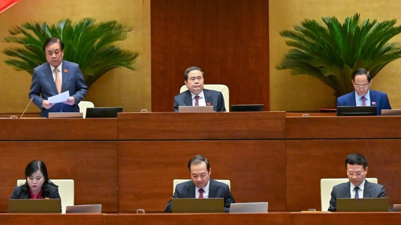 쩐 탄 만 국회의장과 국회 부의장이 회의를 주재하고 지휘했습니다. (사진: 당 안)