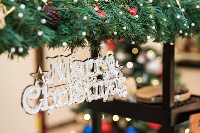 Vánoční atmosféra s borovicemi a zdobenými dárkovými krabičkami