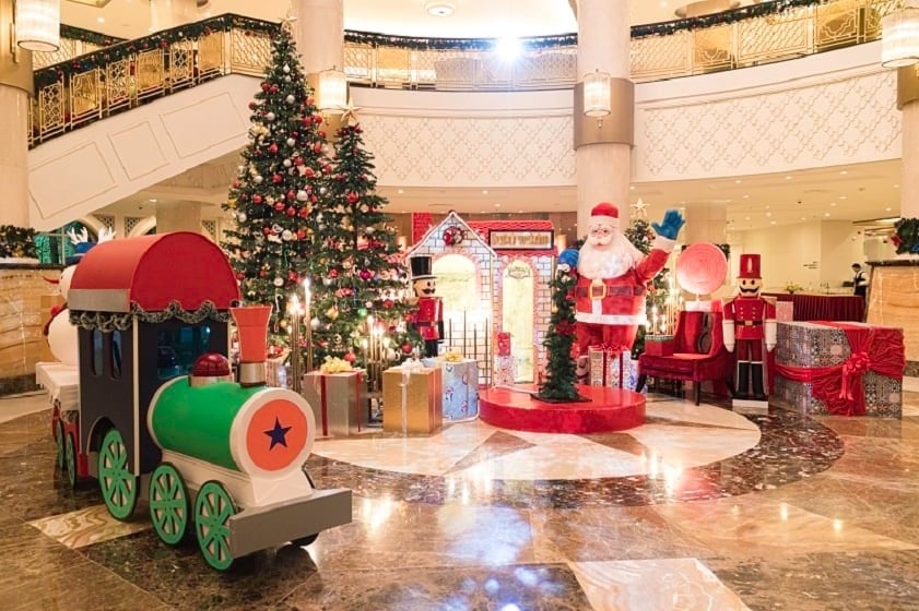 Lidé se na Štědrý den účastní mše v kostele