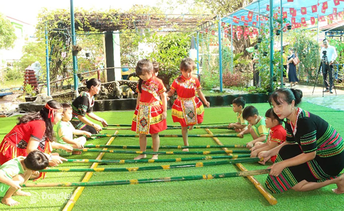 ফু রিয়েং কমিউনের ফু রিয়েং কিন্ডারগার্টেনে শিশুদের জন্য আবেগগত শিক্ষার একটি পাঠ। ছবি: থান নগা  