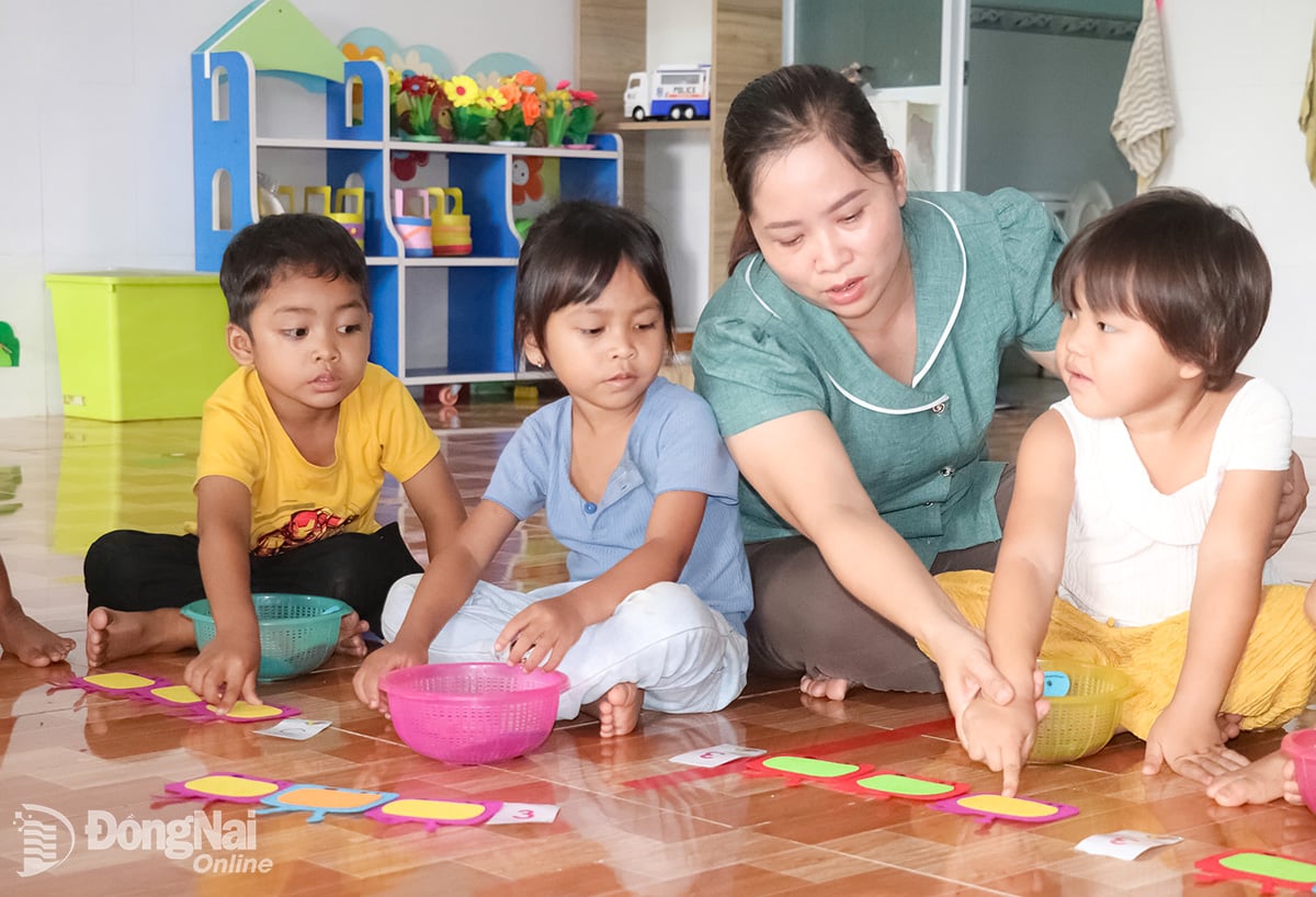 인권을 유아교육 환경과 활동에 통합하는 것은 인간적이고 평등한 문화를 구축하는 데 기여합니다. 일러스트: 하이옌
