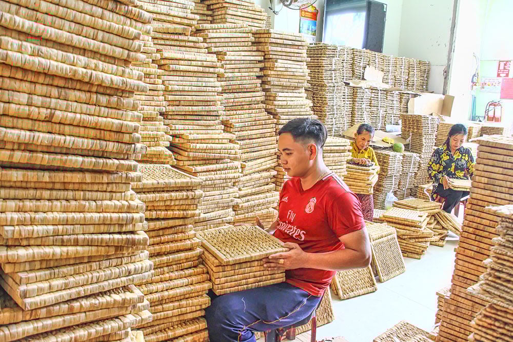 Để nghề truyền thống phát triển bền vững, người làm nghề phải chủ động đổi mới mẫu mã, cải tiến kỹ thuật và nâng cao cách tiếp cận thị trường.