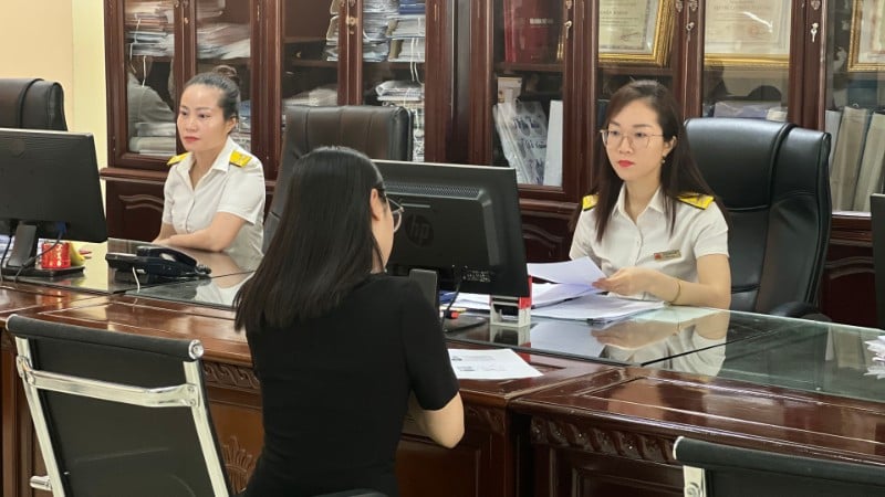 Die Ergänzung des Mehrwertsteuergesetzes um mehrere Artikel ist ein strategischer Schritt, der die Entschlossenheit der Regierung unterstreicht, die Steuerpolitik unternehmensfreundlicher zu gestalten. (Foto: MINH PHUONG)