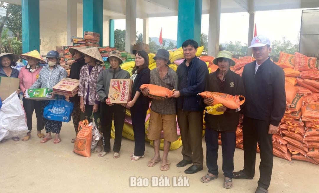 Ledare och tjänstemän från Dak Phoi kommun överlämnade gåvor för att stödja invånarna i Dong Xuan kommun.