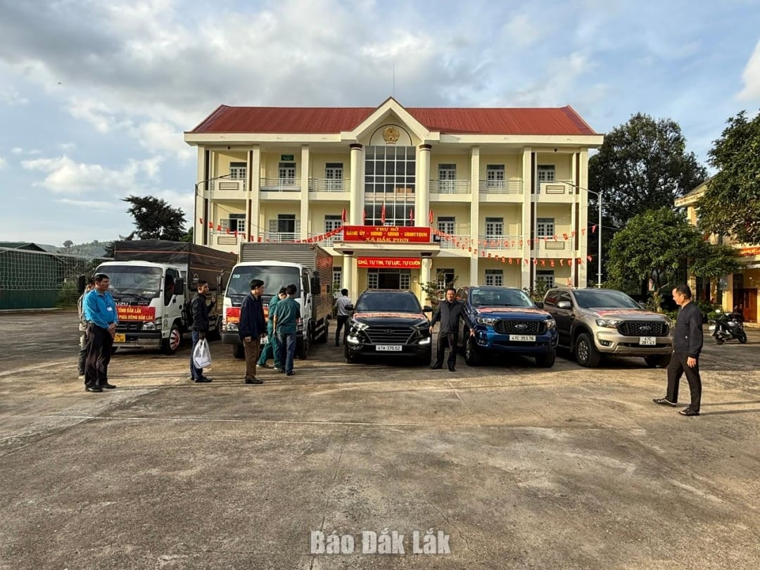 Konvojen från Dak Phoi kommun gav sig av för att ta med gåvor för att stödja invånarna i Dong Xuan kommun.