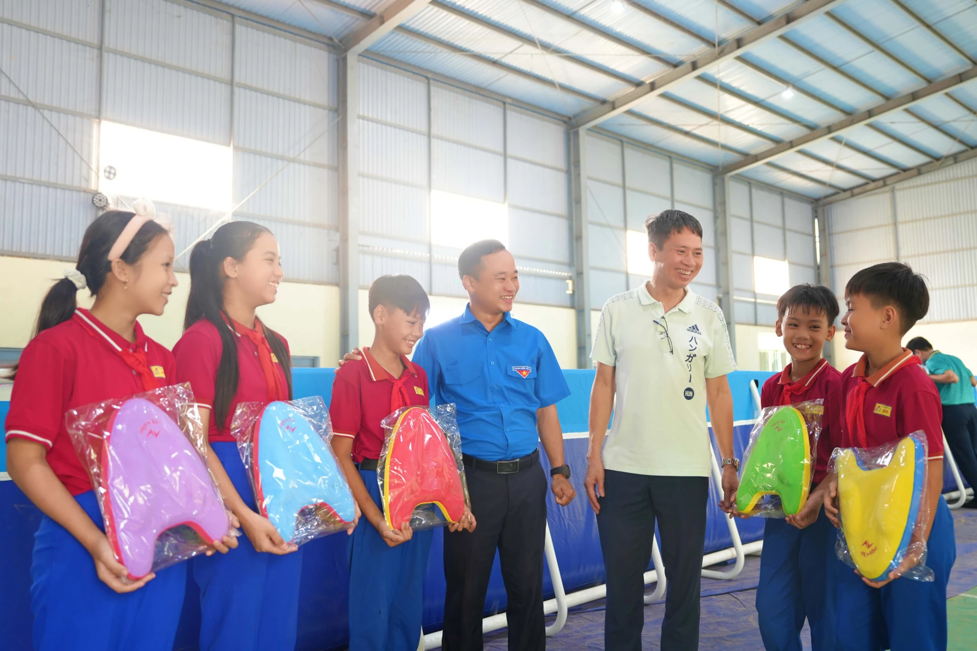 Gleden til elevene på Cam Hieu barne- og ungdomsskole når de mottar prosjektet «Svømmebasseng for barn» og svømmeutstyr - Foto: Q.H