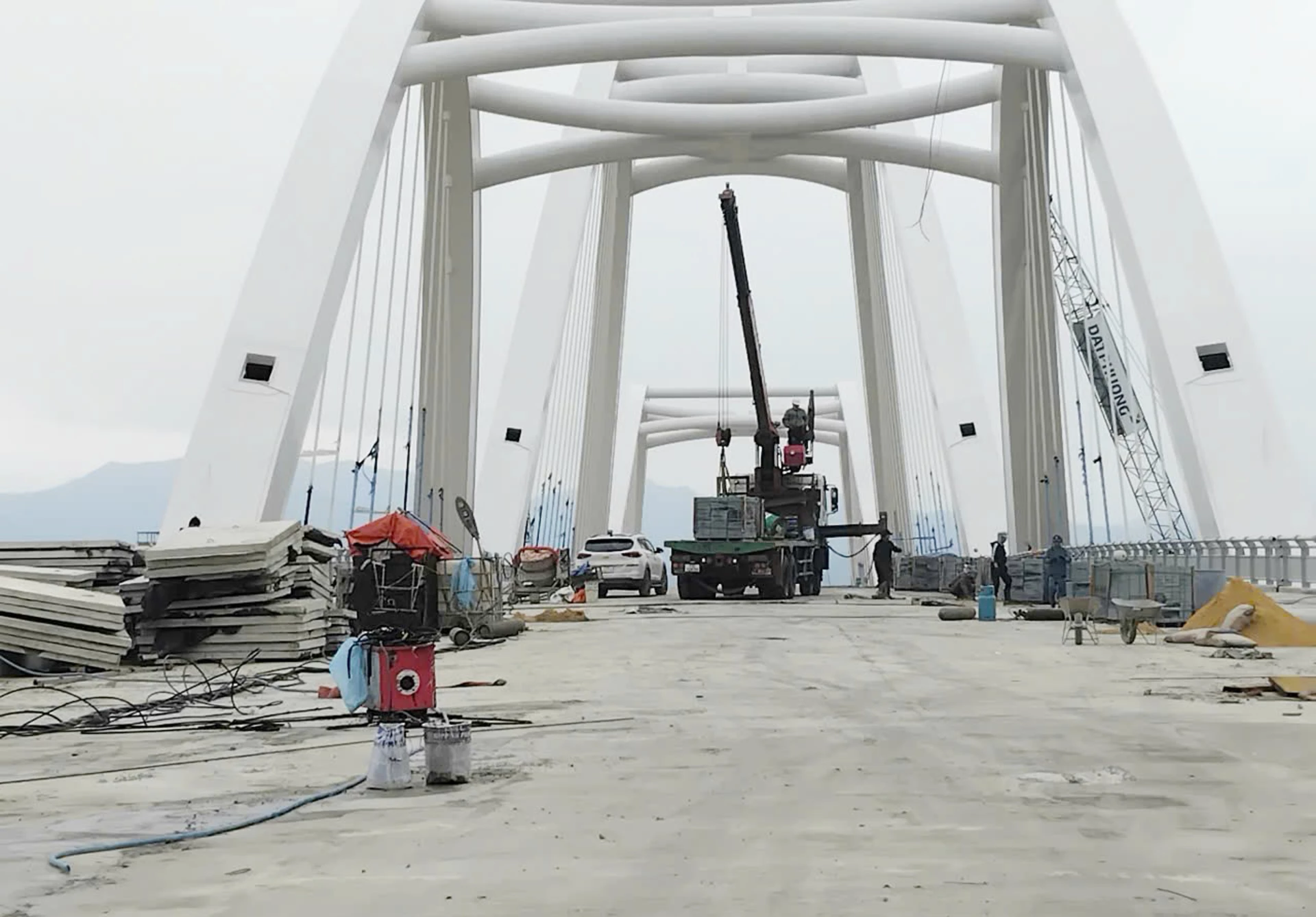 Byggandet av Nhat Le 3-bron är i ett grundläggande färdigställandestadium - Foto: B.T