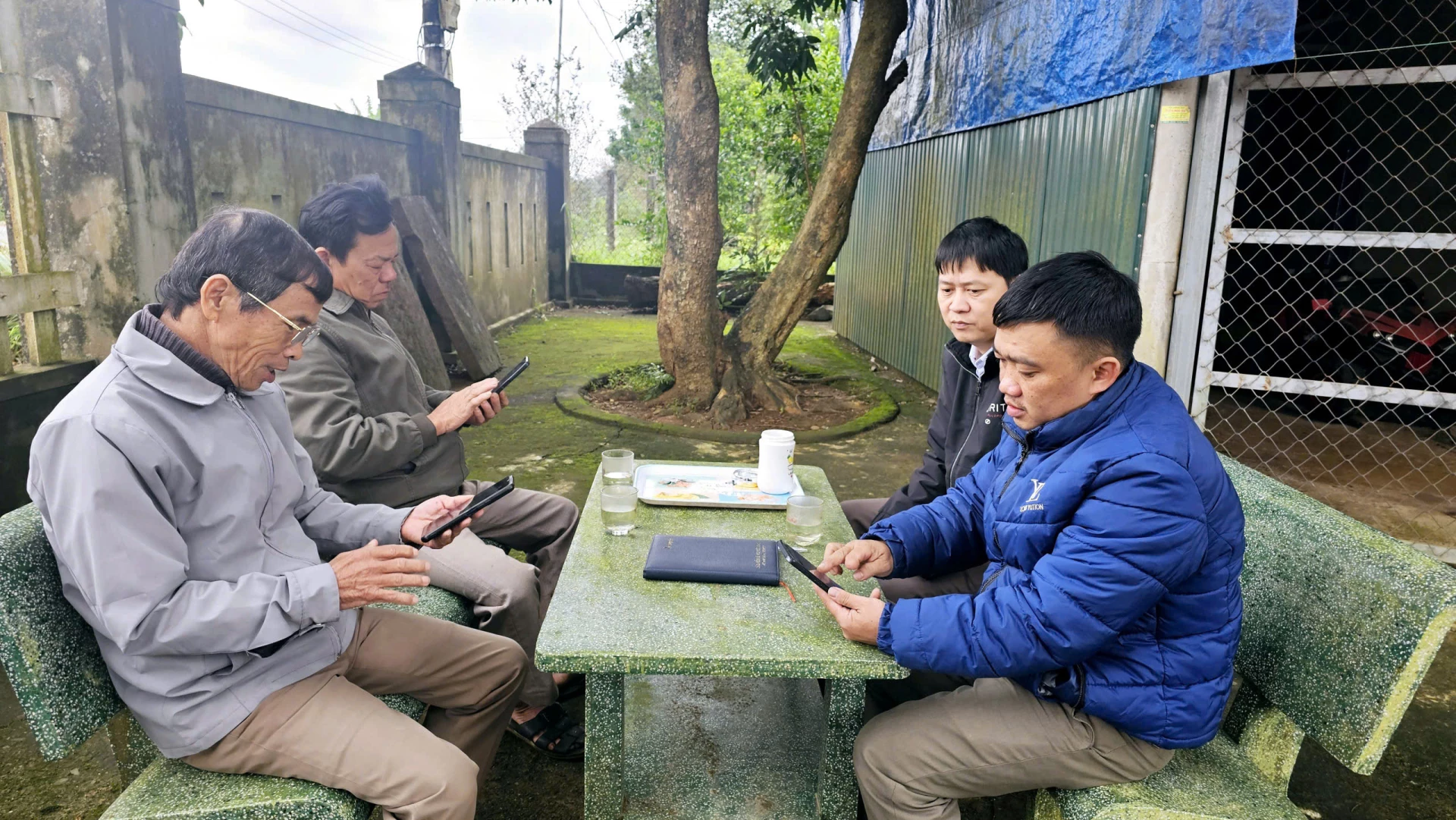 Medlemmar i Dai Dong Nhats bys digitala teknikteam vägleder människor i att installera användbara appar på smartphones - Foto: T.T