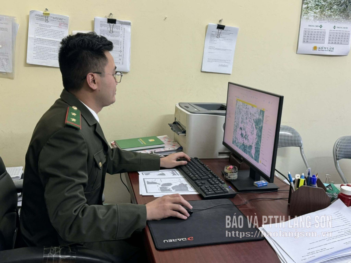 Співробітники Департаменту охорони лісів регіону Лок Бінь стежать за змінами в лісах за допомогою програмного забезпечення інформаційних технологій.