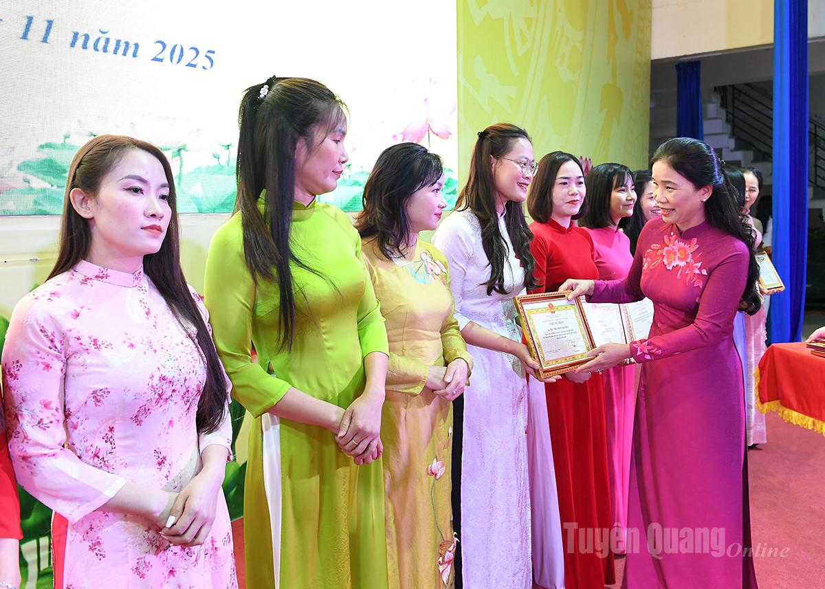 مسئولان اداره آموزش و پرورش، گواهینامههای معلمان ممتاز کلاسهای درس در سطح استان را برای سال تحصیلی 2026-2025 اعطا کردند.