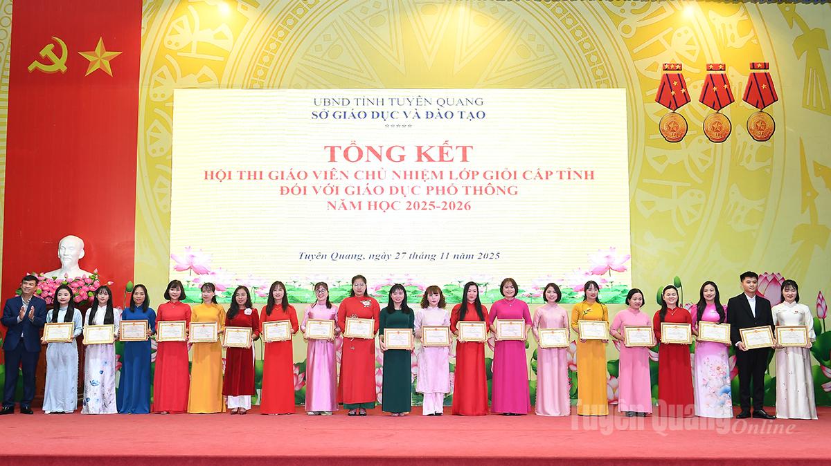 مسئولین اداره آموزش و پرورش به معلمانی که عنوان معلم ممتاز کلاس درس را در سطح استان کسب کرده بودند، گواهینامه اعطا کردند.