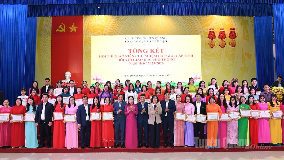 روسای ادارات آموزش و پرورش و نمایندگان، معلمانی که دستاوردهای برجستهای داشتند، از سوی مدیر کل آموزش و پرورش، تقدیرنامه دریافت کردند.