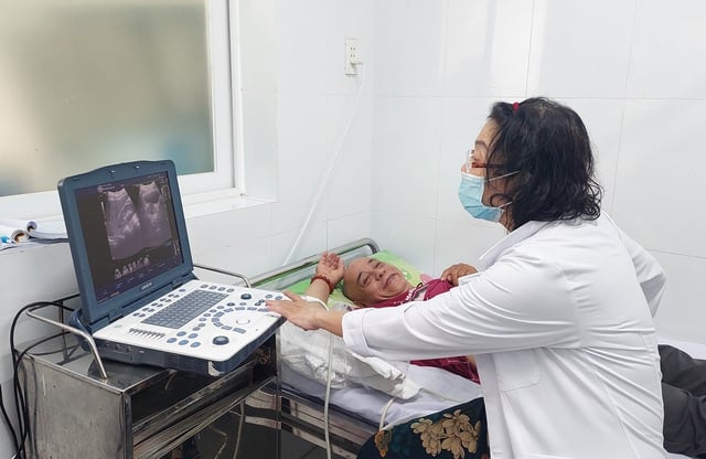 Ho Chi Minh-staden föreslår särskilda åtgärder för att öka personalresurserna för sjukvårdsstationer - Foto 1. TPHCM đề xuất chính sách đặc thù tăng cường nhân lực cho Trạm y tế- Ảnh 1.