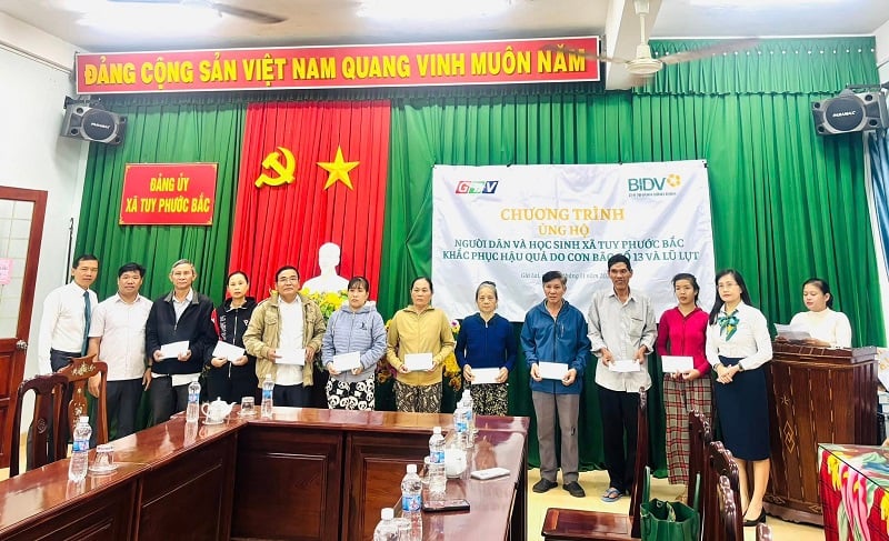 Die Führungskräfte von BIDV Binh Dinh stellten 100 Millionen VND zur Verfügung, um die Bevölkerung und die Schüler von Tuy Phuoc Bac bei der Bewältigung der Folgen von Stürmen und Überschwemmungen zu unterstützen.