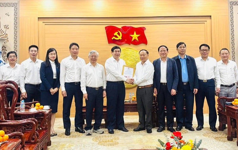 Der Provinzparteisekretär von Gia Lai, Thai Dai Ngoc (rechts), überreichte ein Dankesschreiben für die praktische Unterstützung der BIDV.