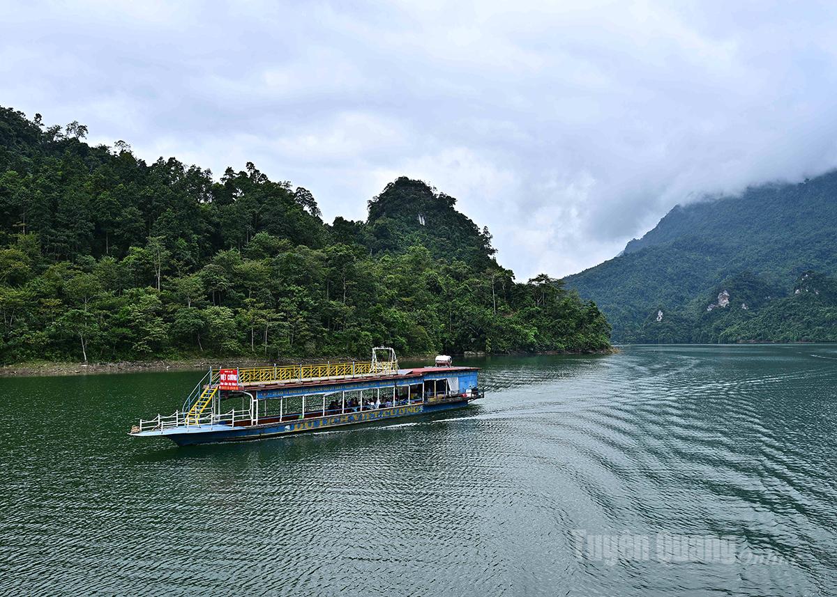Pemandangan di danau itu indah tetapi sulit dipromosikan karena ombaknya yang cekung.