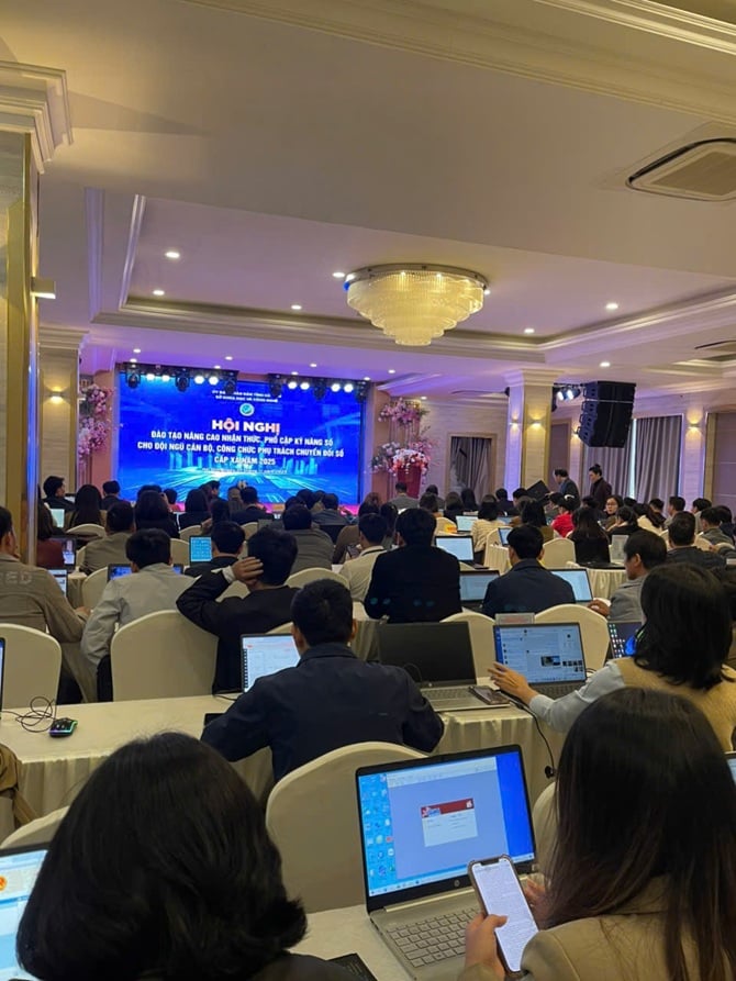 Đội ngũ cán bộ, công chức phụ trách chuyển đổi số tham dự hội nghị.