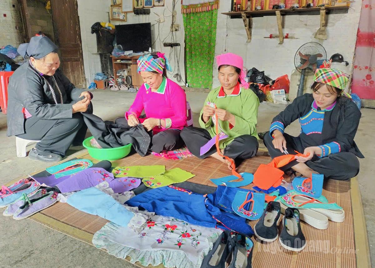 נשות שואנג שומרות על מלאכת הרקמה המסורתית של תלבושות.
