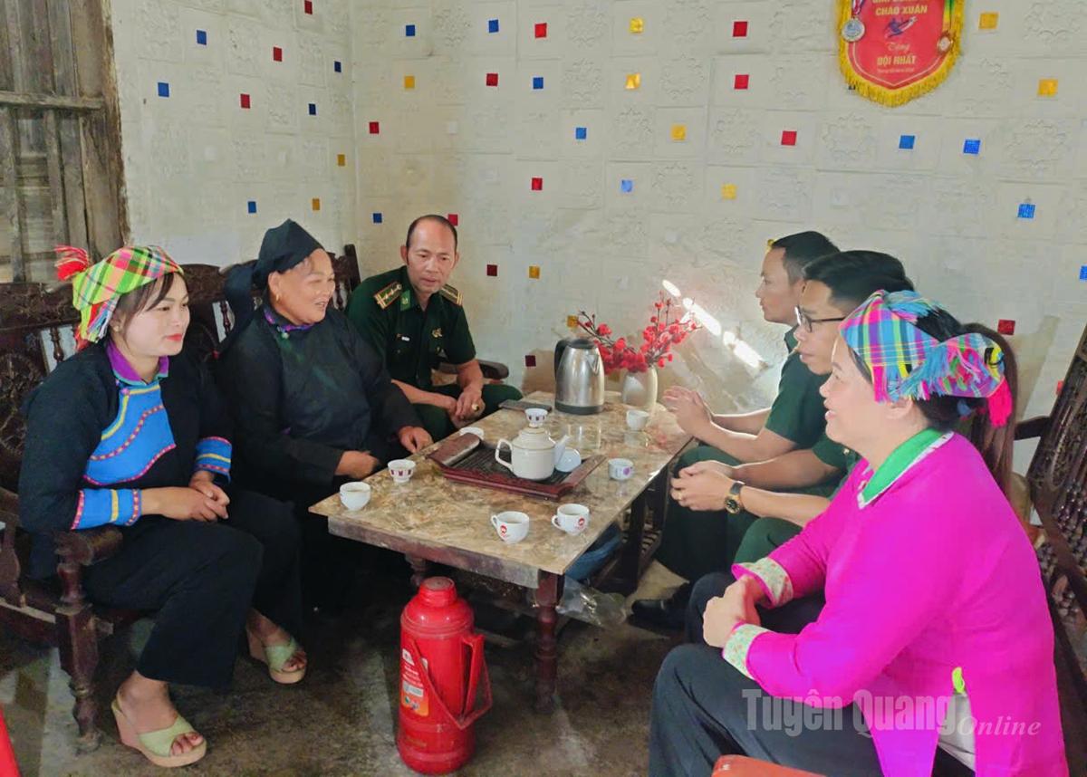 חיילי תחנת משמר הגבול סון וי מגייסים את בני האתני שוונג כדי לשמר את הזהות התרבותית המסורתית.