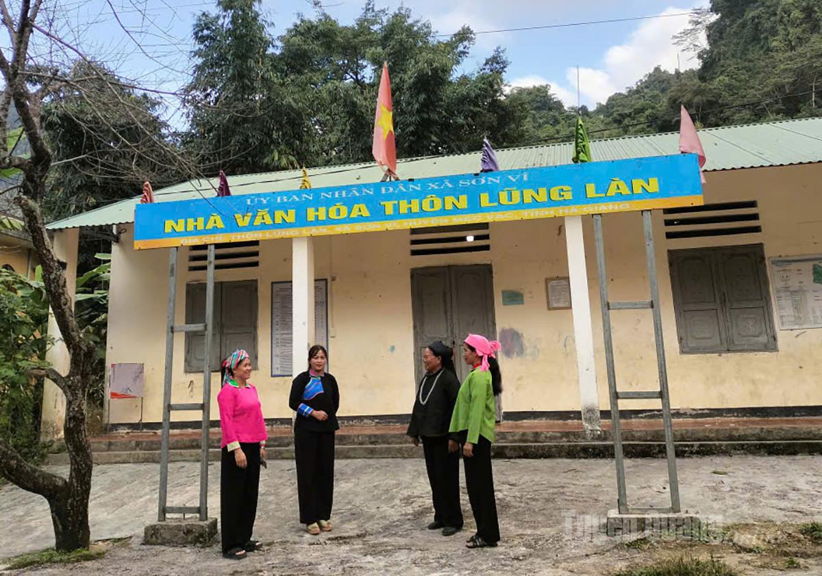 בזמנן הפנוי, נשות שואנג מתרגלות שירי עם מסורתיים.