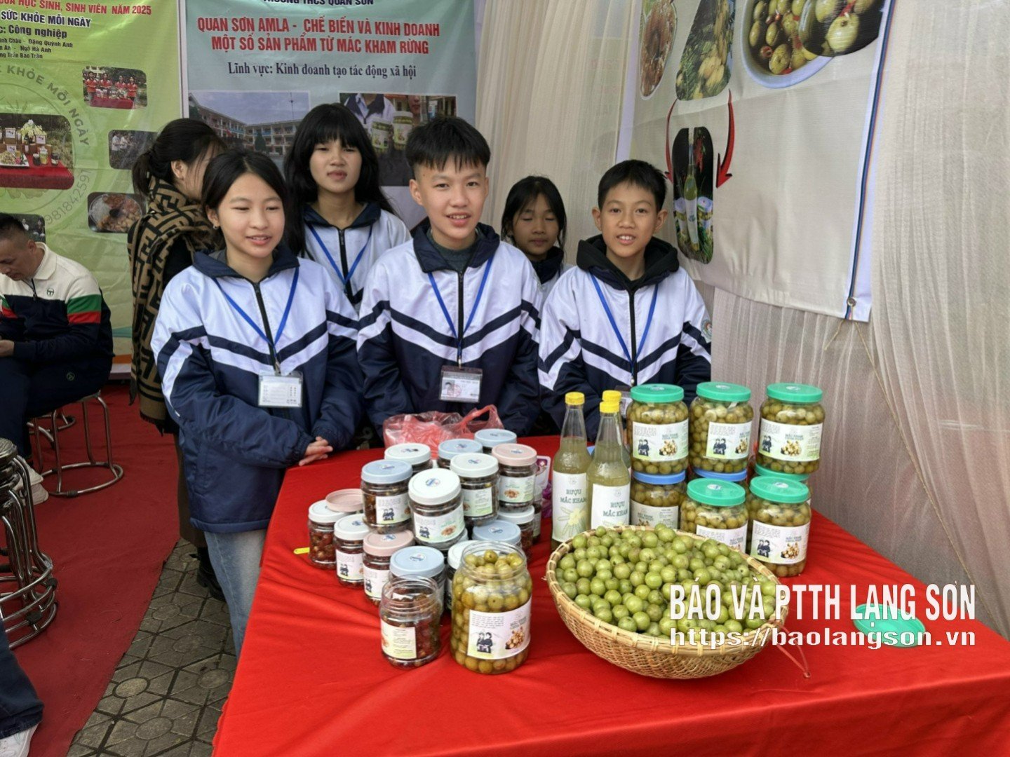 Οι μαθητές του Γυμνασίου Quan Son ερευνούν προϊόντα νεοσύστατων επιχειρήσεων από άγριο καρπό mac kham