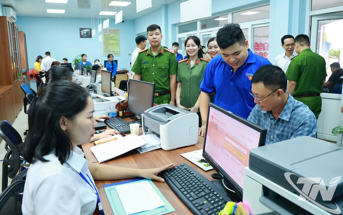 Thai Nguyen eyaletindeki genç gönüllüler, iki düzeyli yerel yönetimin işleyişini desteklemeye ve tabanda çevrimiçi kamu hizmetleri sağlamaya katılıyor.
