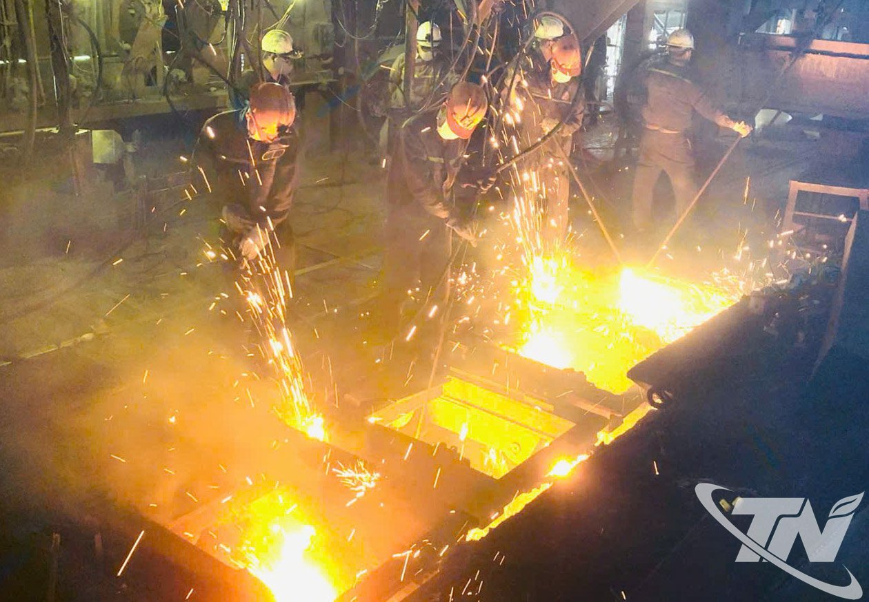 थाई गुयेन आयरन एंड स्टील कॉर्पोरेशन में स्टील पकाने और शोधन का कार्य।