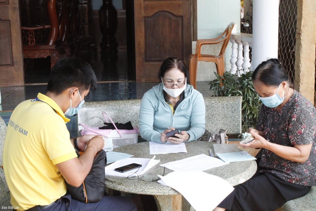 Postkantoorpersoneel betaalt pensioenen thuis uit aan begunstigden tijdens de COVID-19-pandemie