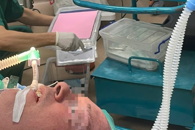 Một năm khàn tiếng không rõ lý do, người đàn ông Hà Lan được bác sĩ Việt Nam phát hiện u hạt thanh quản - Ảnh 1.