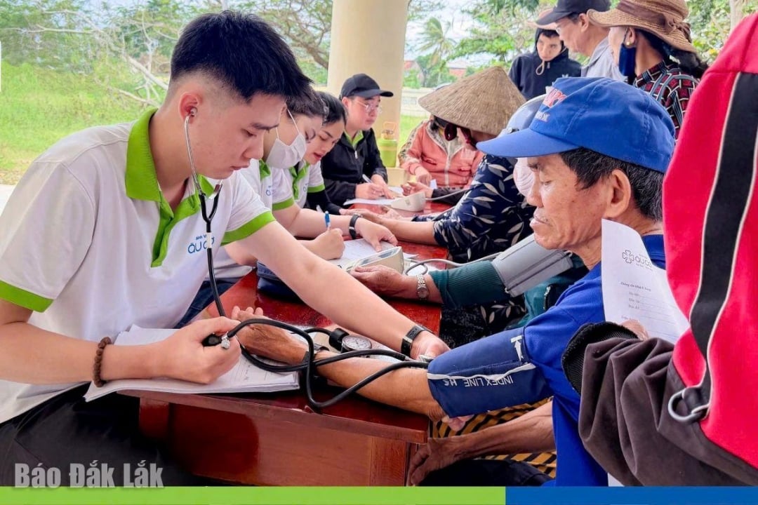 Az Au Co Kórház orvosai viharok és árvizek által sújtott embereket vizsgálnak. Fotó: a kórház forrása.