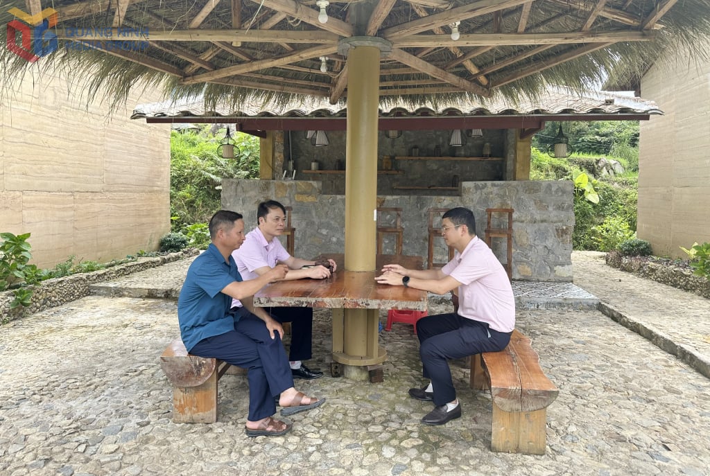 Cán bộ Phòng Giao dịch Ngân hàng CSXH Bình Liêu rà soát nhu cầu vay vốn.