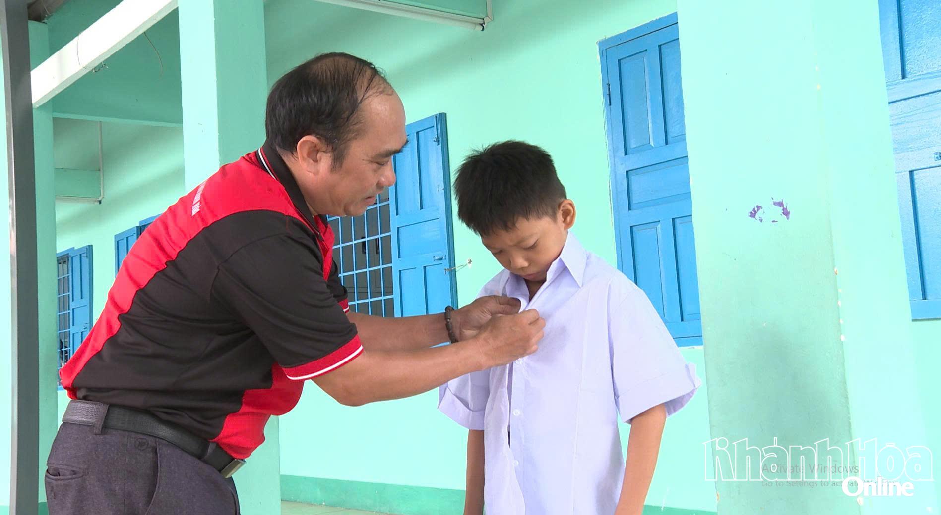 นายเหงียน ซวน ซวี มอบชุดนักเรียนให้กับนักเรียนโรงเรียนประถมศึกษาบ๋าวอัน 1 เขตบ๋าวอัน