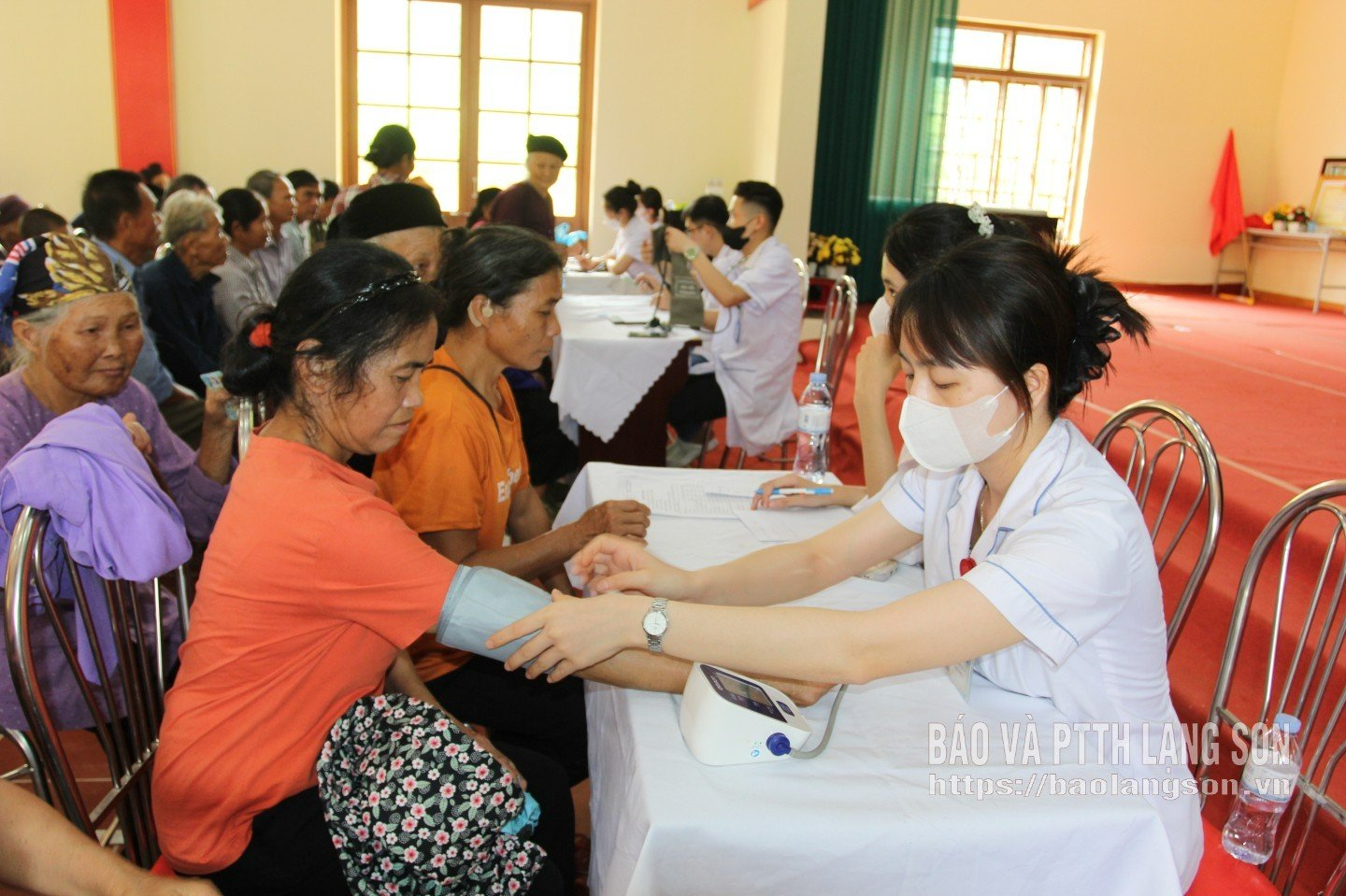동당마을의 노인들에게 지방 청년 의사 클럽의 의사들이 무료 건강 검진을 제공하고 있습니다.