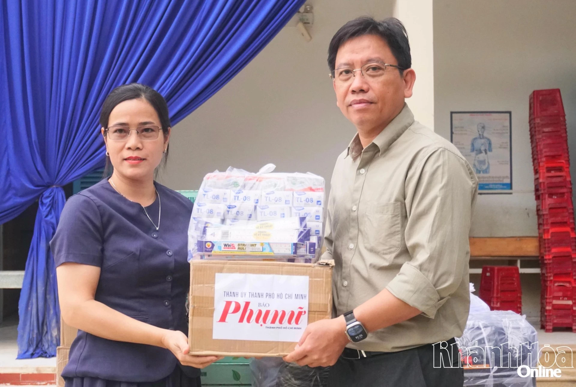 นายกุง ฟู ก๊วก รองผู้อำนวยการหนังสือพิมพ์ วิทยุและโทรทัศน์ Khanh Hoa มอบสมุดบันทึกและอุปกรณ์การเรียนให้กับผู้นำโรงเรียนประถมศึกษา Ngoc Hiep