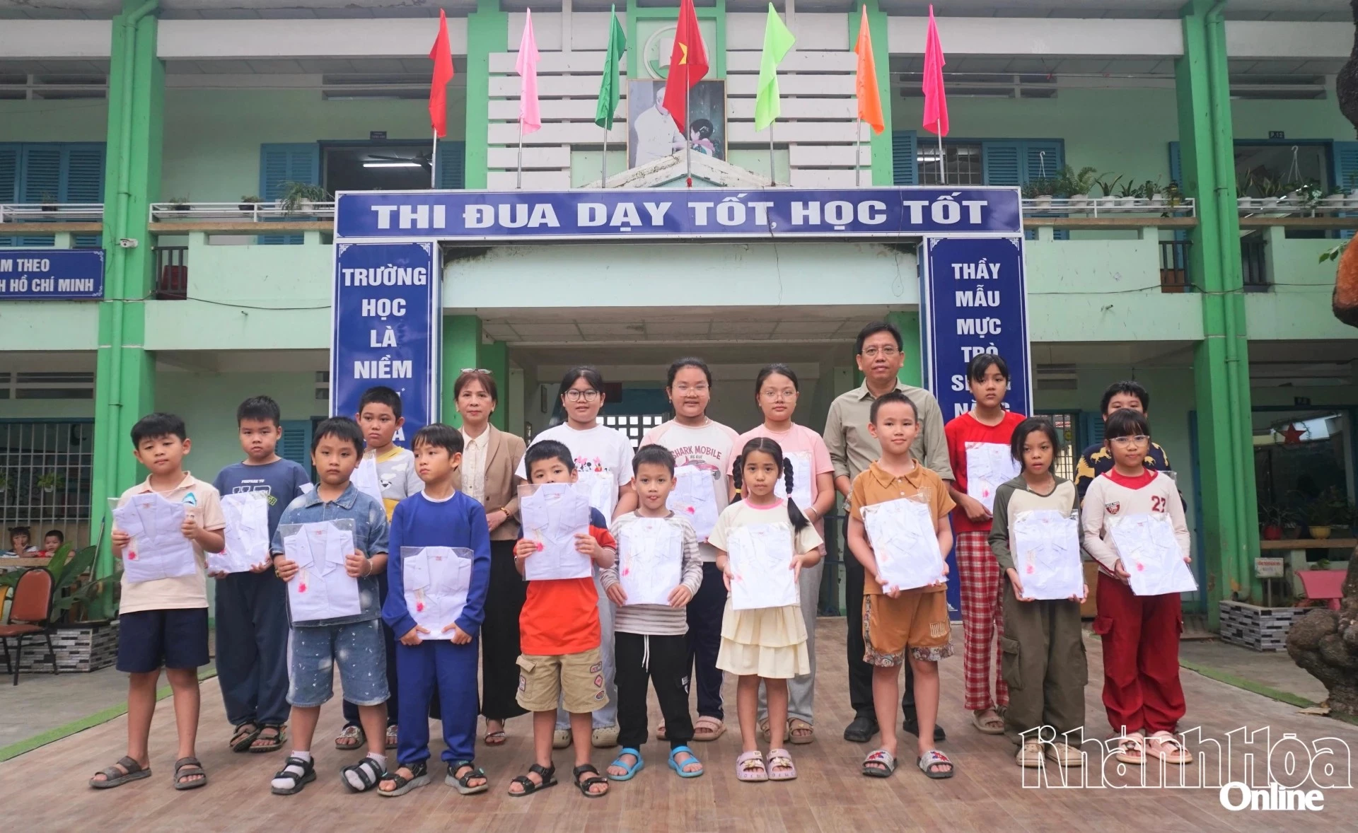 มอบชุดนักเรียนโรงเรียนประถมศึกษาวิญง็อก (วิทยาเขต 1)