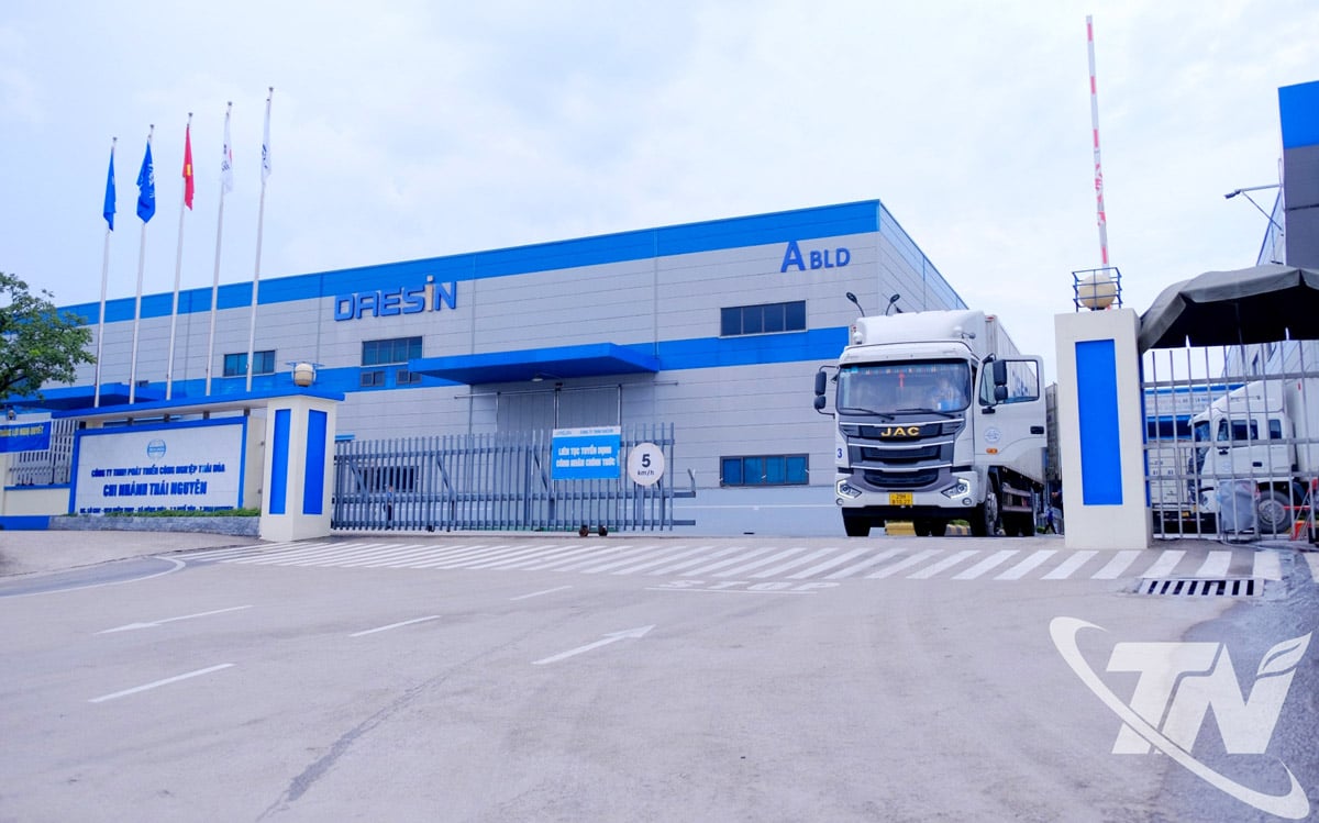 تھائی نگوین صوبے میں ایف ڈی آئی کے منصوبوں کی مضبوط ترقی نے معاون صنعتوں کو فروغ دیا ہے، اجزاء، اسپیئر پارٹس، تکنیکی مواد کی تیاری میں روابط پیدا کیے ہیں... تصویر میں: Daesin Company Limited (Diem Thuy Industrial Park) سام سنگ گروپ کے لیے فون کے لوازمات کی تیاری میں مہارت رکھتی ہے۔ تصویر: T.L