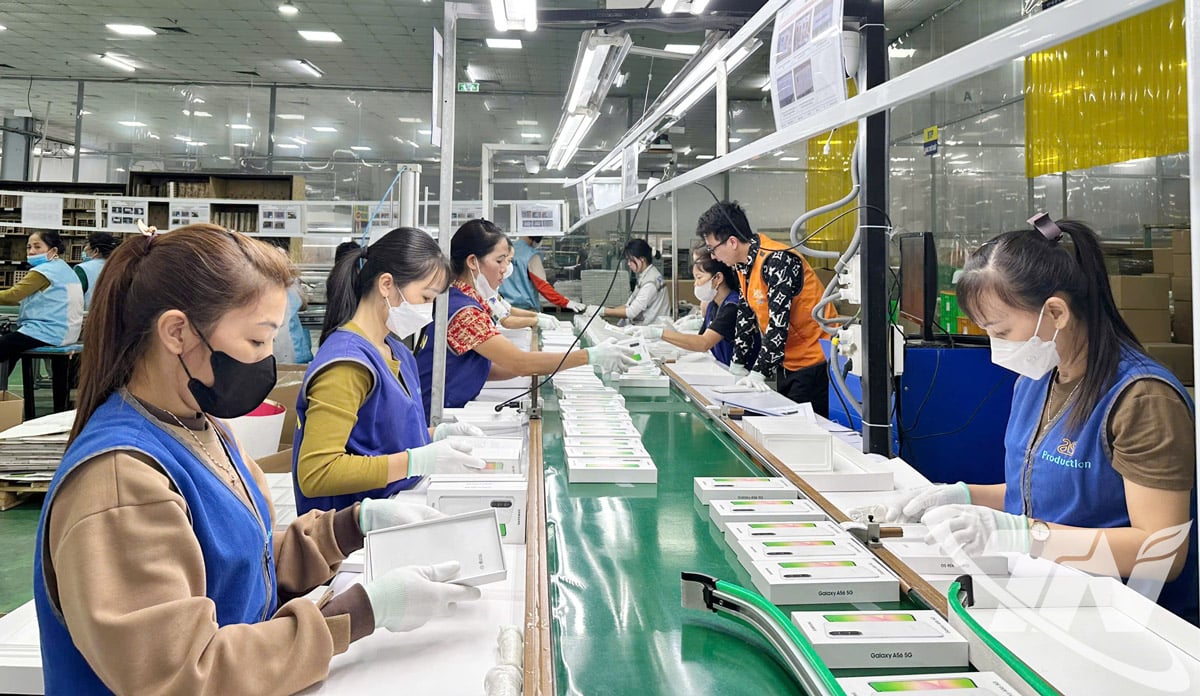 Doosun Vietnam Co., Ltd. (Nguyen Gon Industrial Park) میں فون پیکیجنگ کی تیاری۔