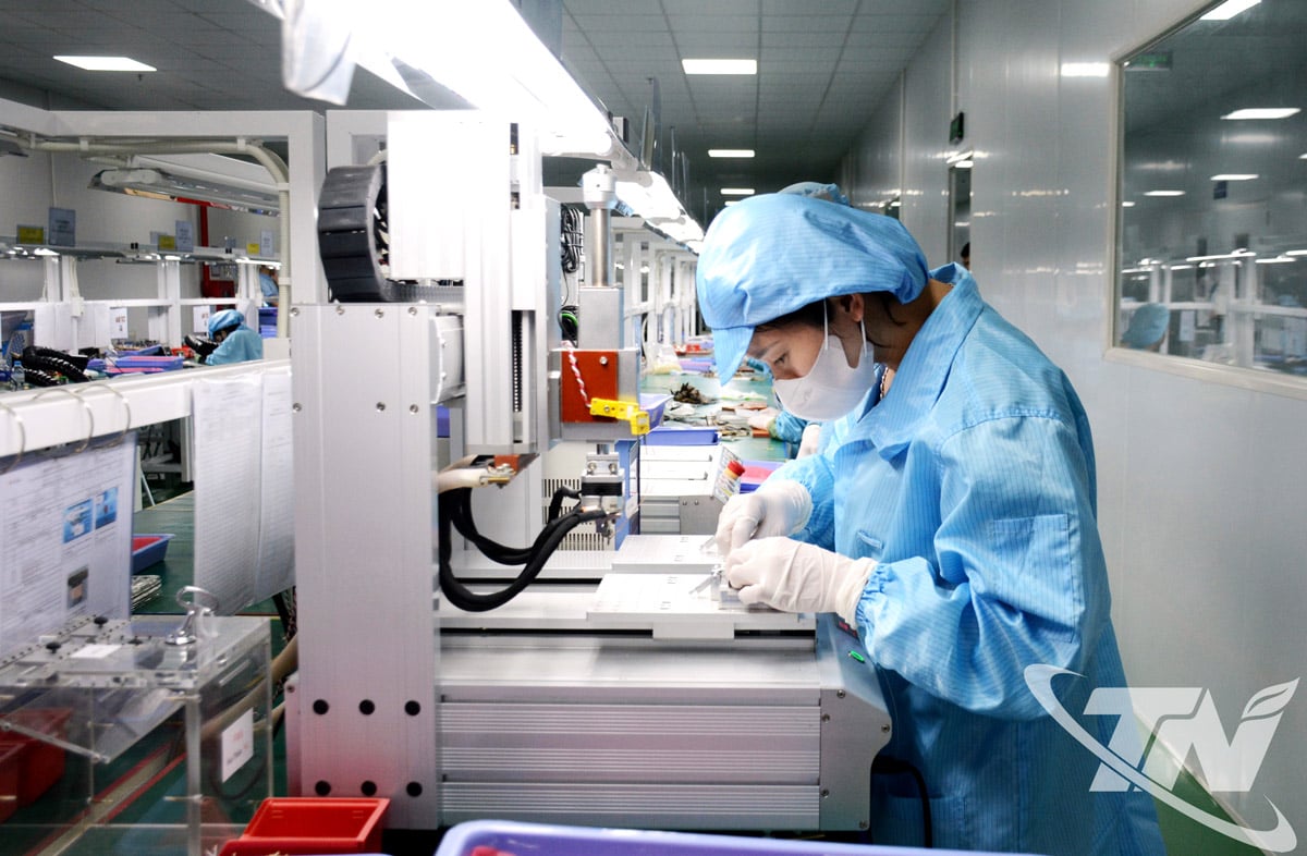 Win Billion Vietnam Technology Co., Ltd. (Song Cong II Industrial Park) میں الیکٹرانک اجزاء کی تیاری۔