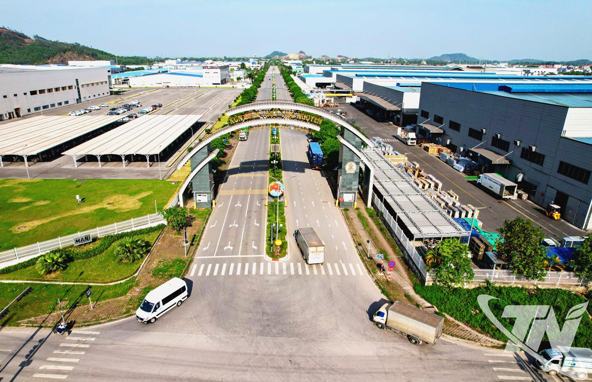 350 ہیکٹر کے کل رقبے کے ساتھ Diem Thuy انڈسٹریل پارک بہت سے بڑے ملکی اور غیر ملکی اداروں کو پیداوار کی ترقی میں سرمایہ کاری کے لیے راغب کرتا ہے۔