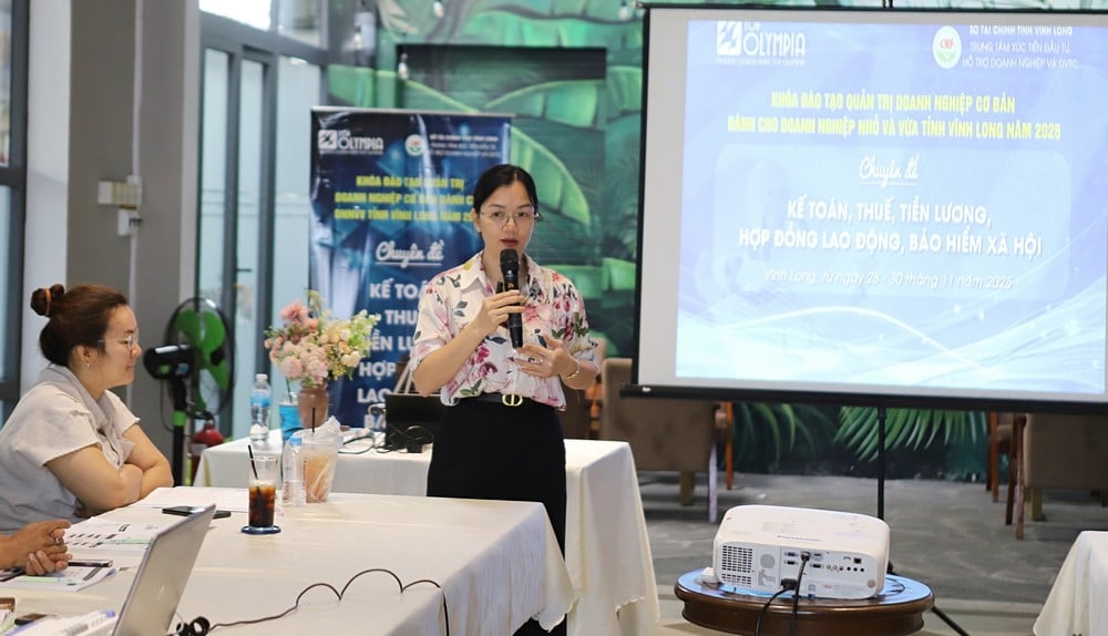 PGS.TS Phạm Thị Thúy Hằng chia sẻ kiến thức cho học viên.